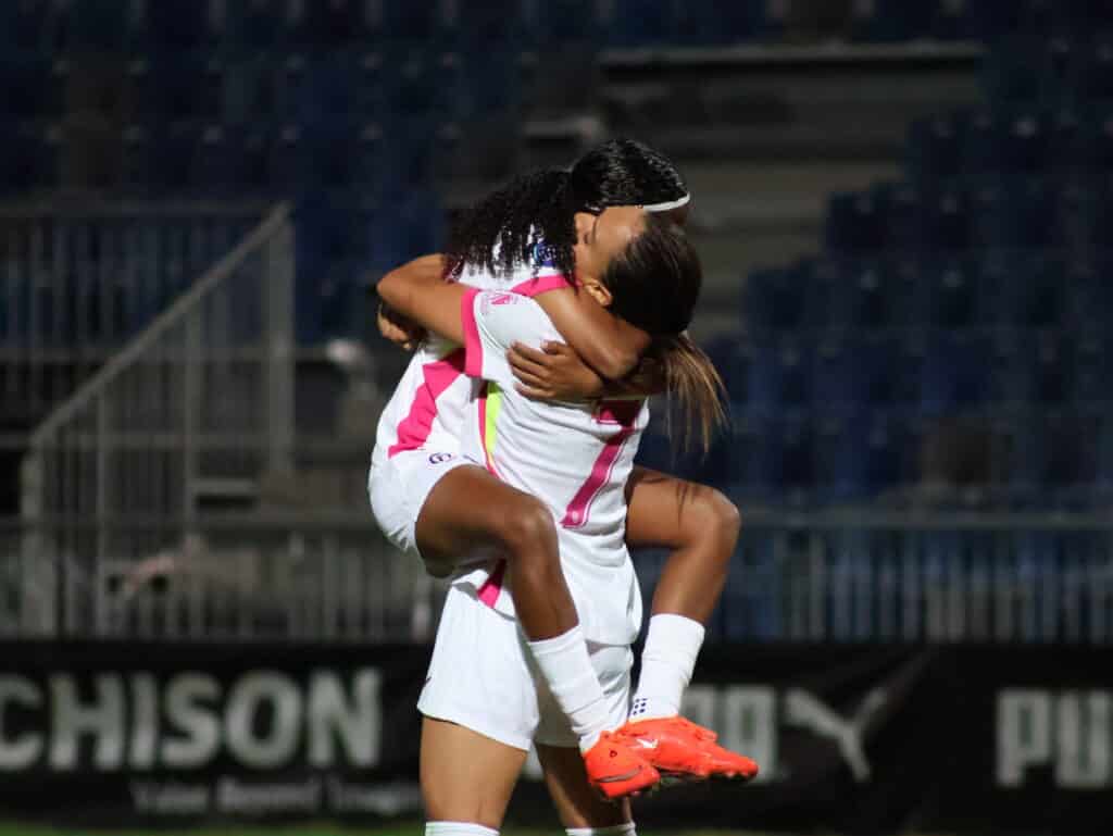 Ailing Herrera celebra su gol con Sakina en el Madrid CFF - Granada CF