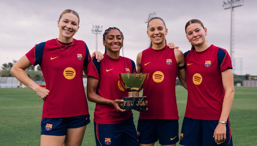 Renee Van Asteen, Kerolin, Martina y Tyler se fotografían junto al Trofeo Joan Gamper